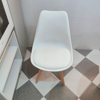 4 Sillas de cocina blancas.