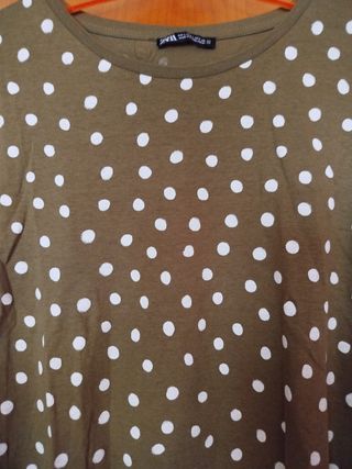 Camiseta Zara verde militar lunares blancos Talla 