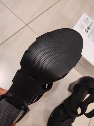 Zapato abierto de tacón negro