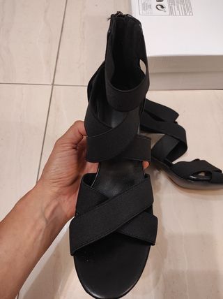 Zapato abierto de tacón negro