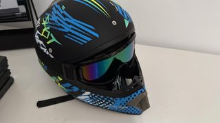 Casco de moto con gafas