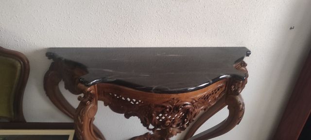 Consola de madera tallada con tapa de mármol