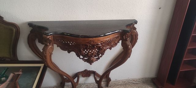 Consola de madera tallada con tapa de mármol