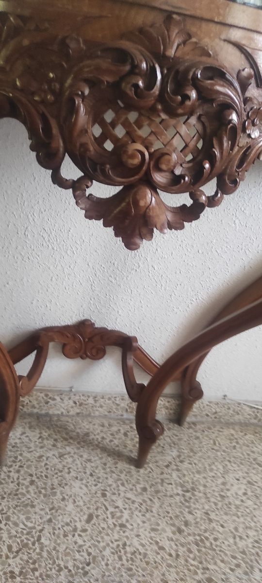 Consola de madera tallada con tapa de mármol