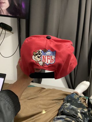 Gorra Looney Tunes Taz Niners Roja y Negra