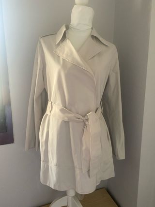 Gabardina cruzada gris claro con cinturón