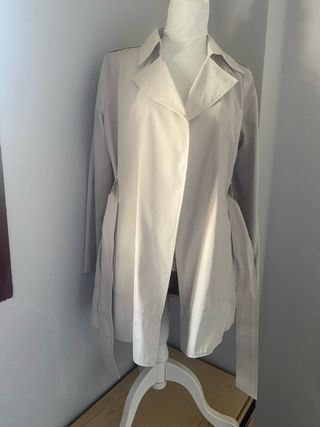 Gabardina cruzada gris claro con cinturón