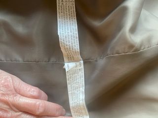 Gabardina cruzada gris claro con cinturón