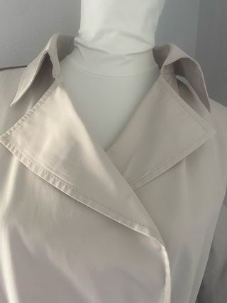 Gabardina cruzada gris claro con cinturón