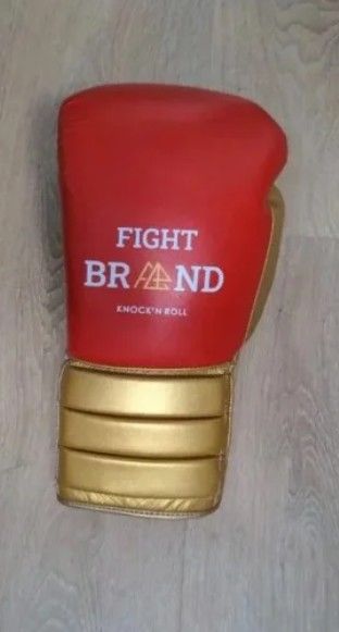 Guantes de boxeo rojos y dorados