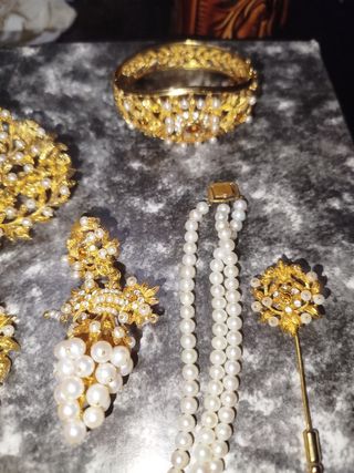 Aderezo de lujo con perlas y oro negociable urge