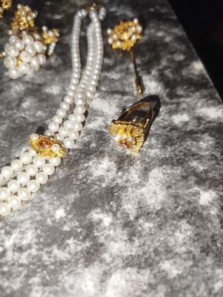 Aderezo de lujo con perlas y oro negociable urge