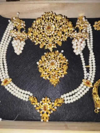 Aderezo de lujo con perlas en dorado urg