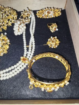 Aderezo de lujo con perlas en dorado urg