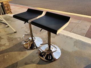 Taburetes de barra negros y plateados