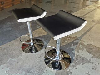 Taburetes de barra negros y plateados