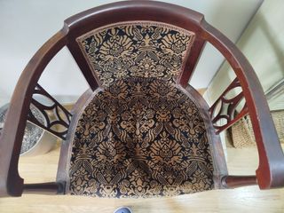 Silla de madera antigua con tapicería dorada