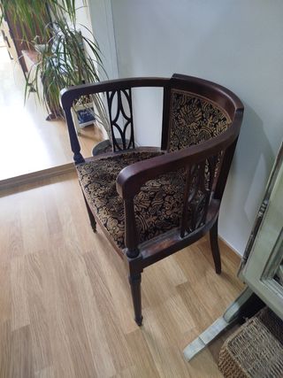 Silla de madera antigua con tapicería dorada