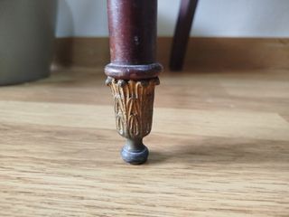 Silla de madera antigua con tapicería dorada