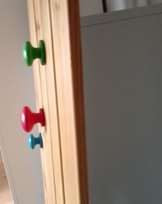Perchero de madera con 8 colgadores y 2 baldas
