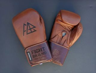 Guantes de boxeo de cuero marrones