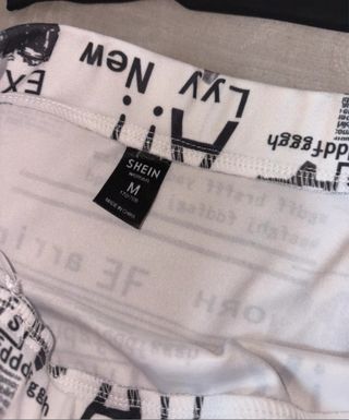 Conjunto Newspaper Crop Top y Falda