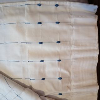 Cortinas blancas con puntos azules