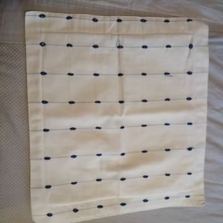 Cortinas blancas con puntos azules