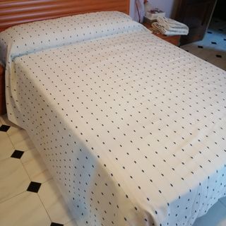 Cortinas blancas con puntos azules