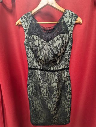 Vestido corto de fiesta con encaje