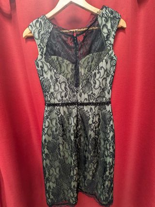 Vestido corto de fiesta con encaje