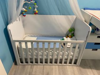 Cuna blanca con cajonera gris y barandilla