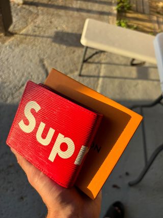 Cartera Louis Vuitton Roja Supreme