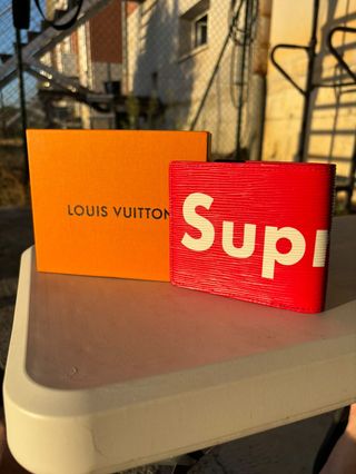 Cartera Louis Vuitton Roja Supreme