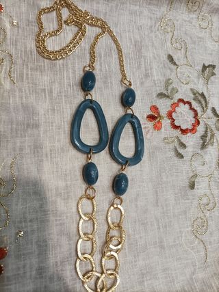 Collana lunga con pendenti blu e catena oro