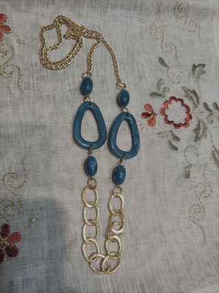 Collana lunga con pendenti blu e catena oro