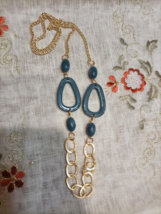 Collana lunga con pendenti blu e catena oro