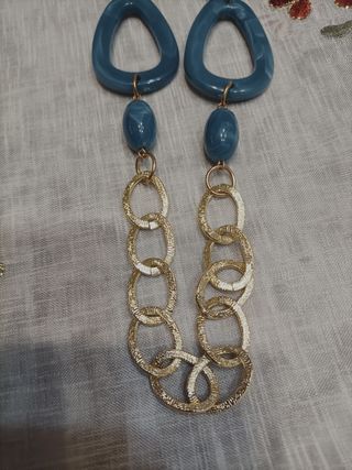 Collana lunga con pendenti blu e catena oro