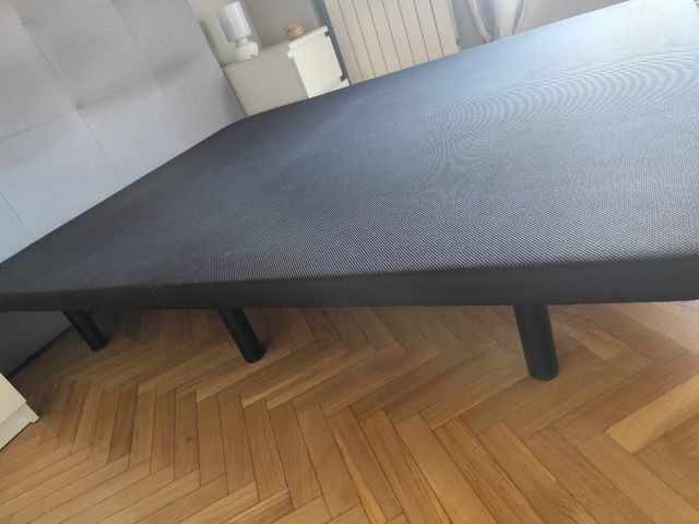 Canapé Cama 150x190 Gris. Tres patas a cada lado.