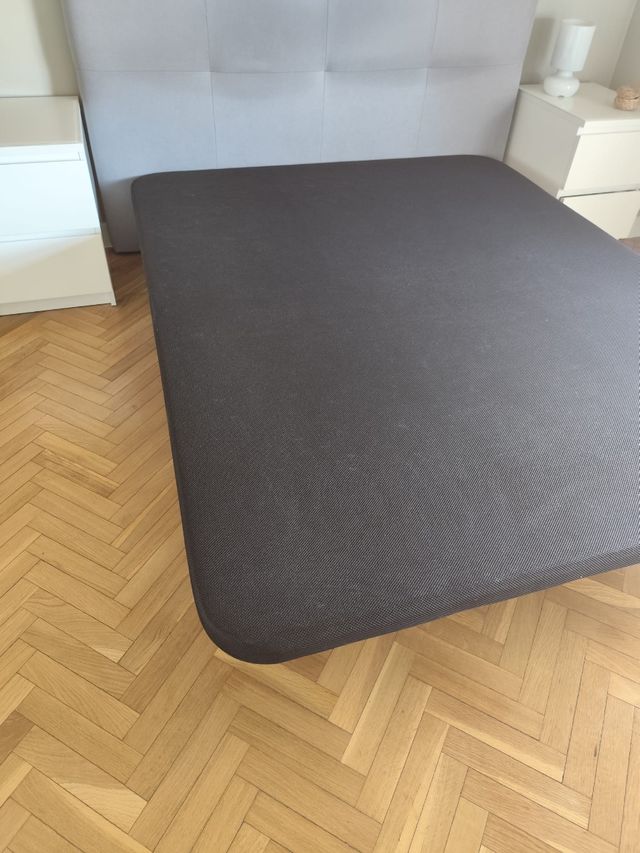 Canapé Cama 150x190 Gris. Tres patas a cada lado.