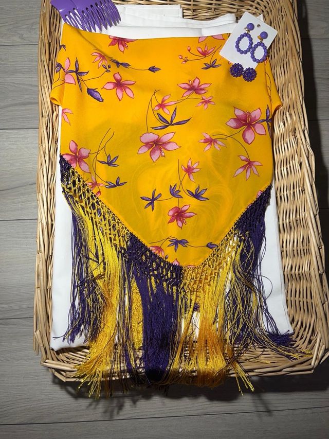 Mantoncillo amarillo y morado con flecos