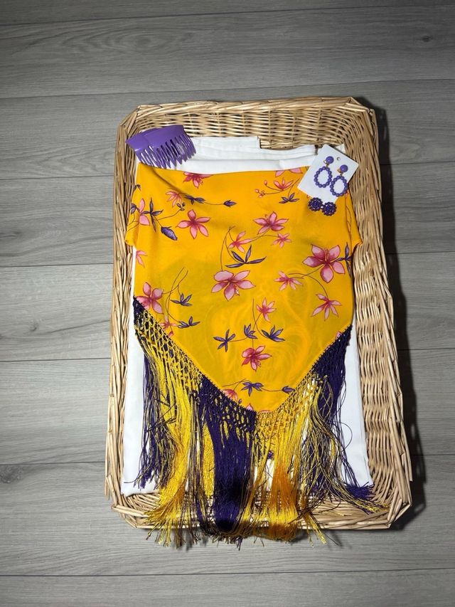 Mantoncillo amarillo y morado con flecos
