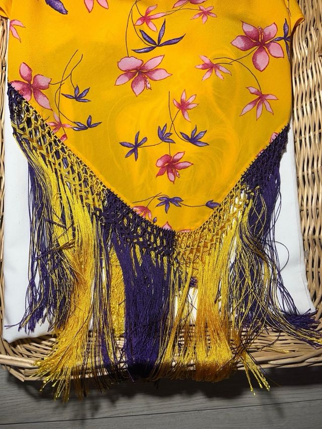 Mantoncillo amarillo y morado con flecos