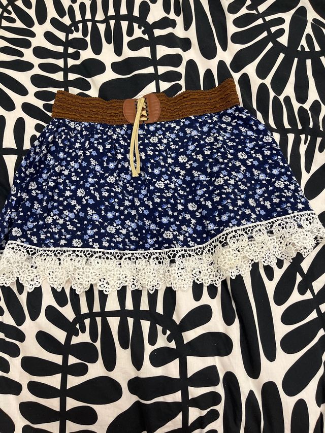 Falda corta floral con cinturón