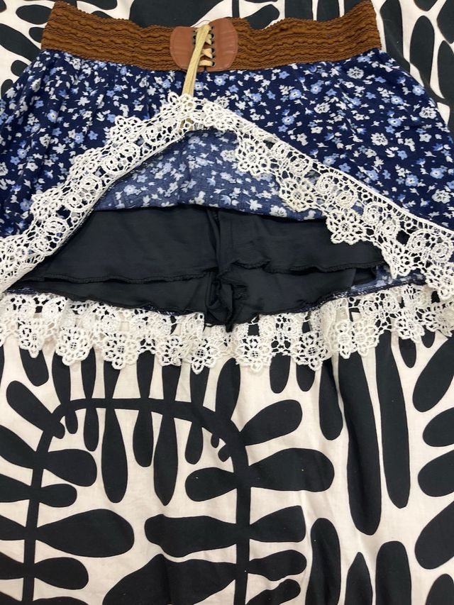 Falda corta floral con cinturón