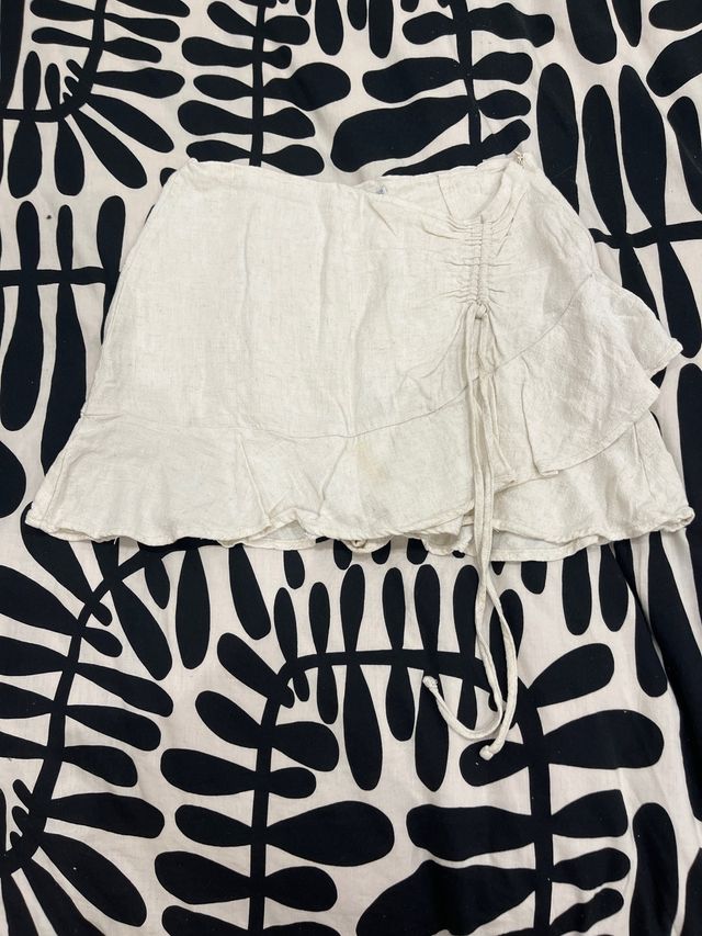 Falda mini beige con cordón y volantes