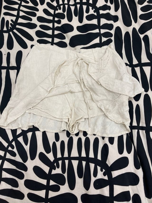 Falda mini beige con cordón y volantes