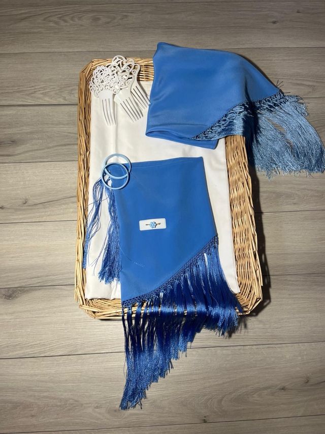 Mantoncillos azules con flecos