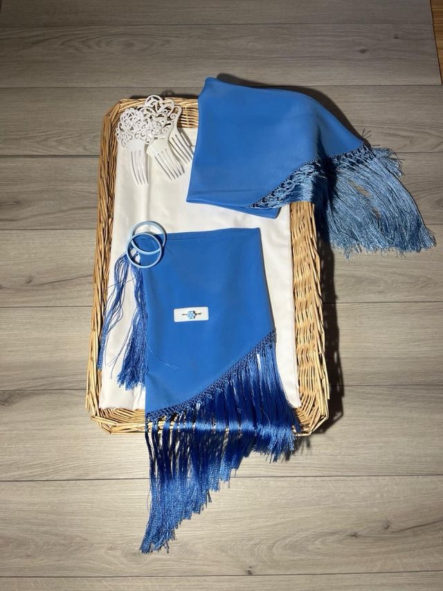 Mantoncillos azules con flecos