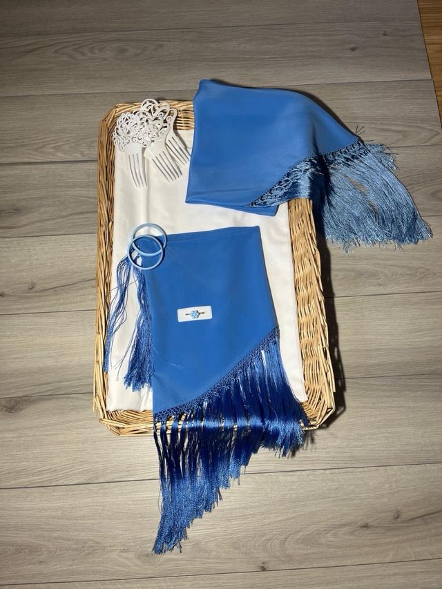 Mantoncillos azules con flecos